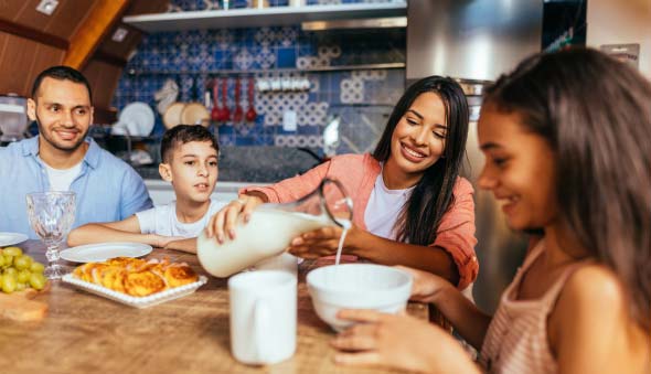 familia colombiana durante el desayuno