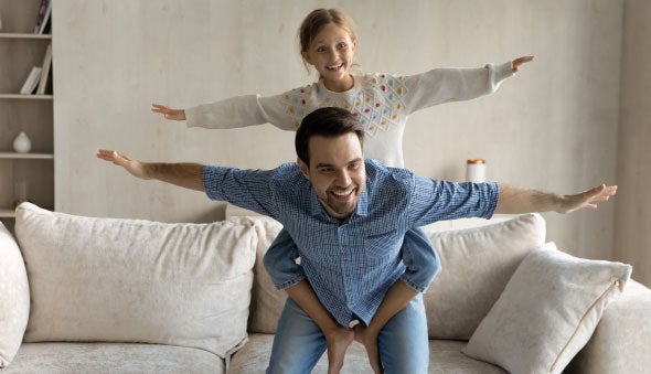 padre jugando con hija