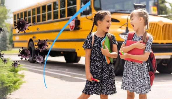 Niñas en edad escolar felices y protegidas ante virus y bacterias