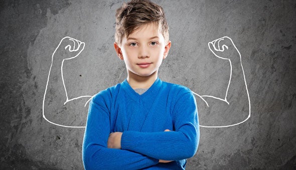 Niño con buzo azul y brazos cruzados con dibujo en su espalda de brazos fuertes